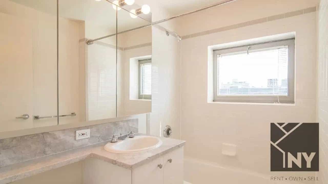 400 W 37 St #25G, Manhattan, NY 10018 3