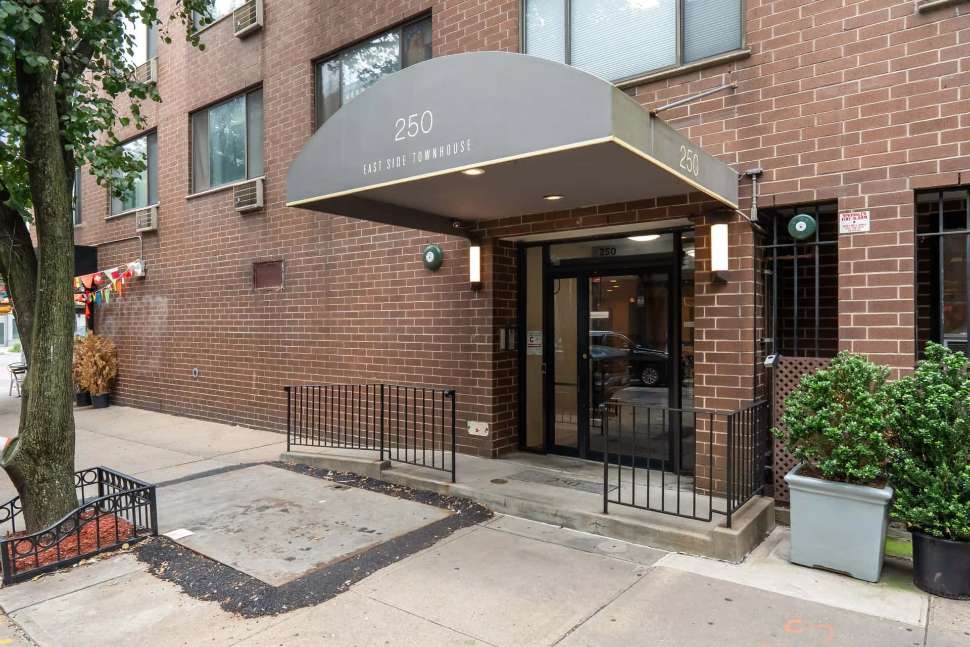250 E 31 St - Image 1