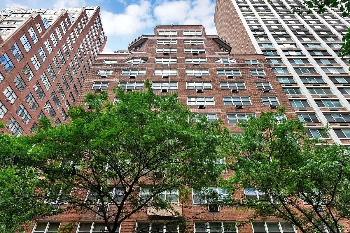 321 East 45 Street - Image 1