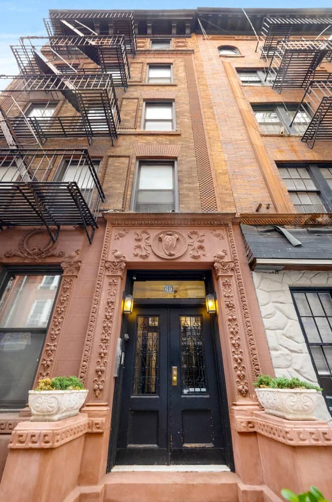 69 Pineapple Street
