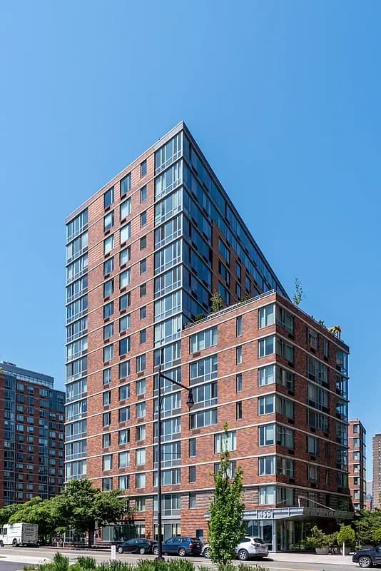 Building photo 4