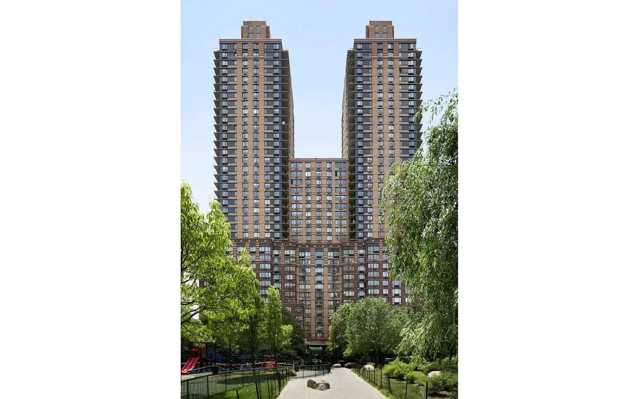 Building photo 102