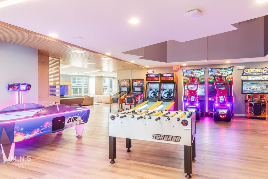 22-44 Jackson Ave #809, Queens, NY 11101 1