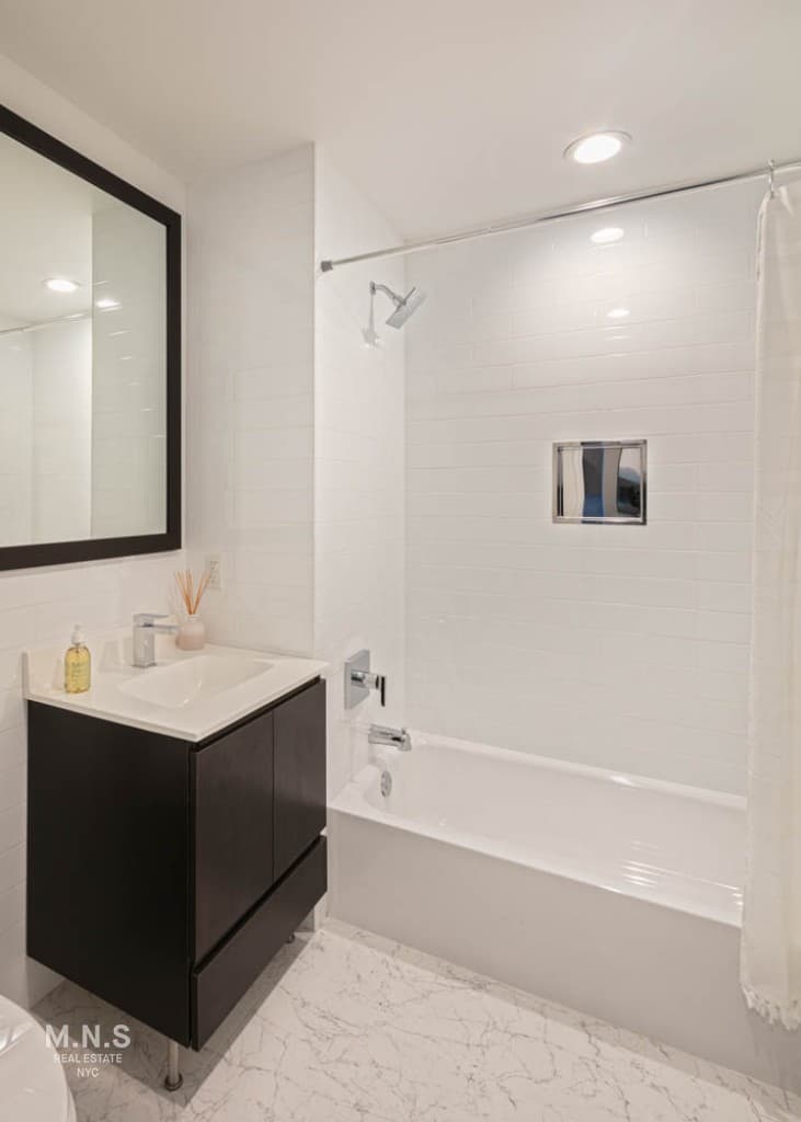 22-44 Jackson Ave #1314, Queens, NY 11101 1