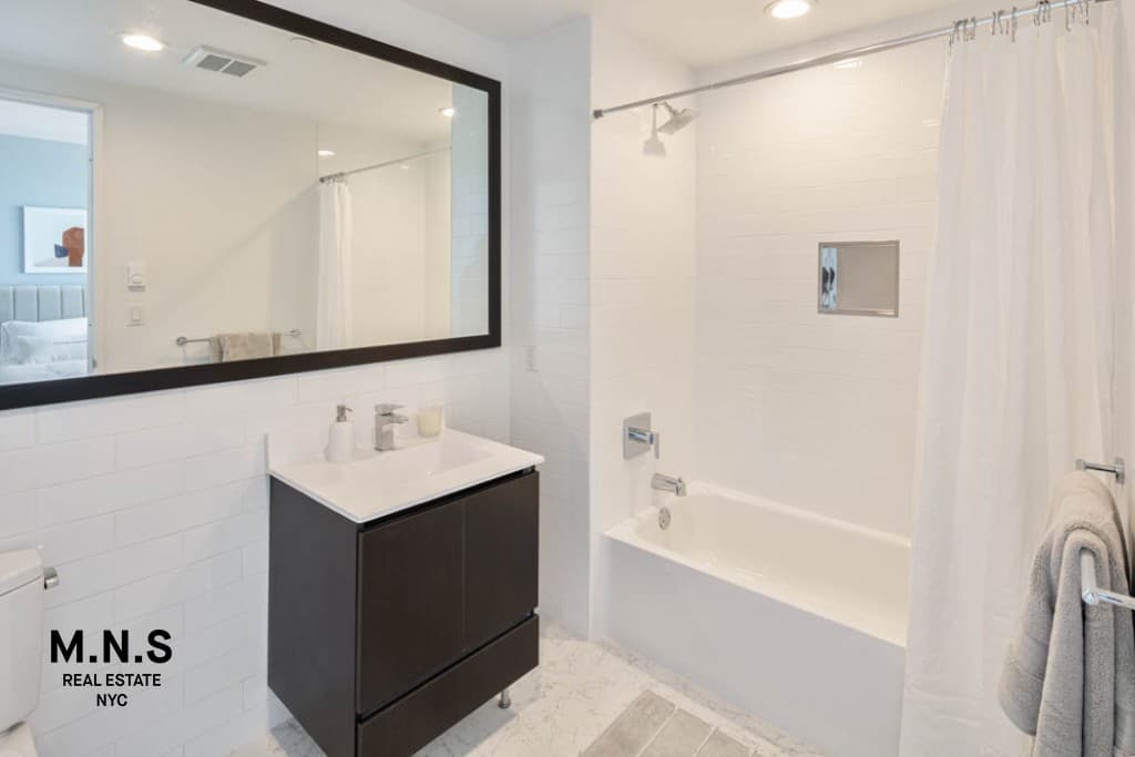 22-44 Jackson Ave #2523, Queens, NY 11101 1