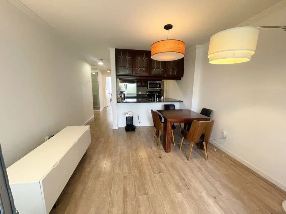 300 Albany Street #5D, Manhattan, NY 10280 apartment_dining_room 1