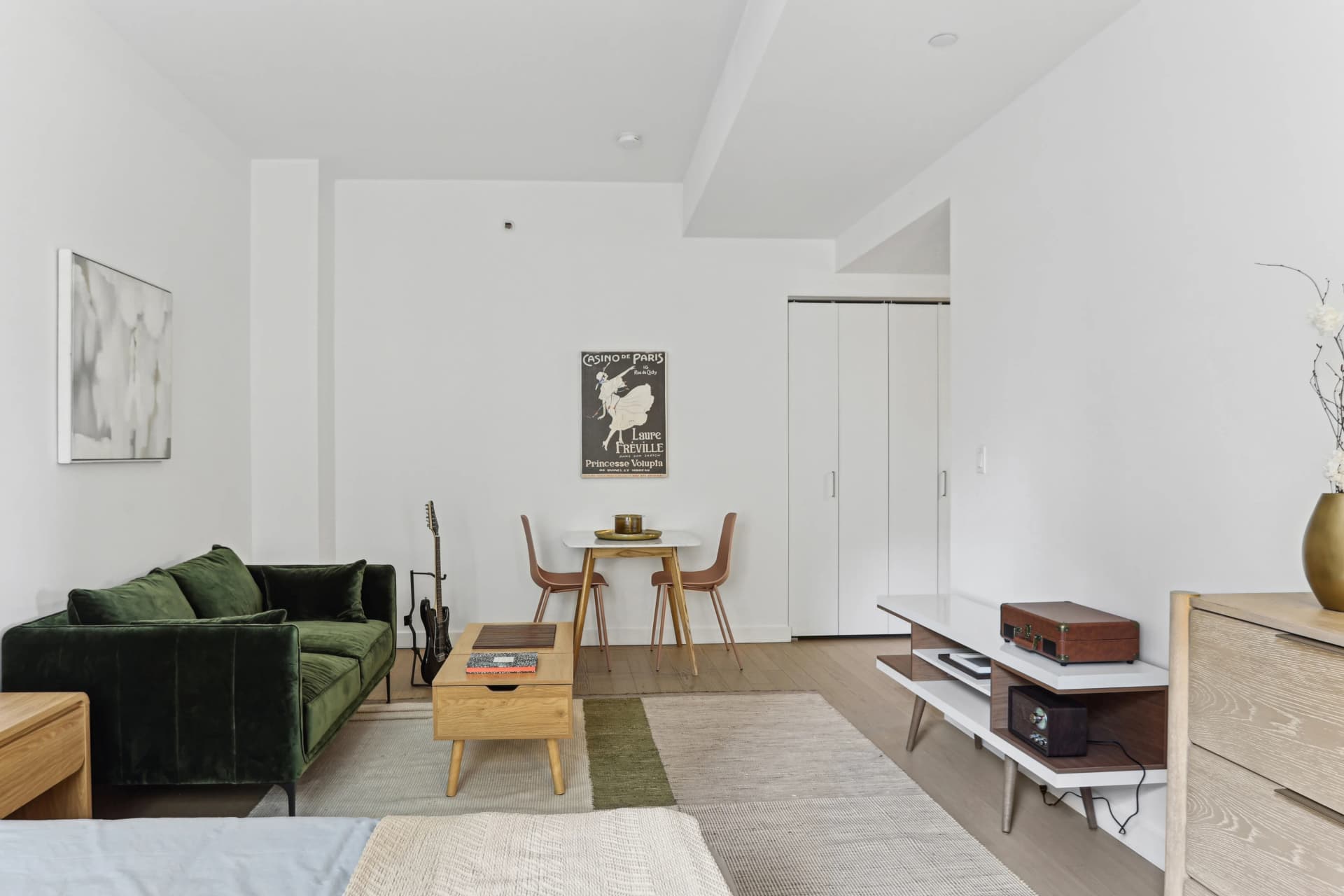 Twenty Exchange 20 Exchange Place #731, Manhattan, NY 10005 apartment_living_room 1