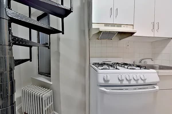 32 E 7 St #4F, Manhattan, NY 10003 apartment_kitchen 1