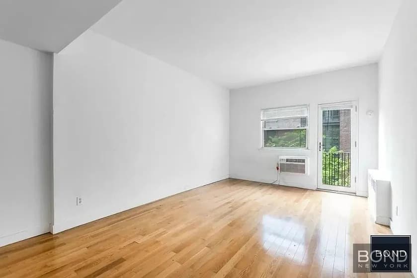 211 Thompson Street #3c, Manhattan, NY 10012 apartment_living_room 1