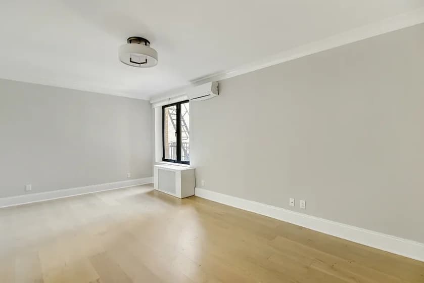 226 West 24 Street #3E, Manhattan, NY 10011 apartment_living_room 1