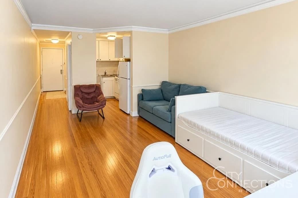 145 East 35 Street #7-D, Manhattan, NY 10016 apartment_living_room 1