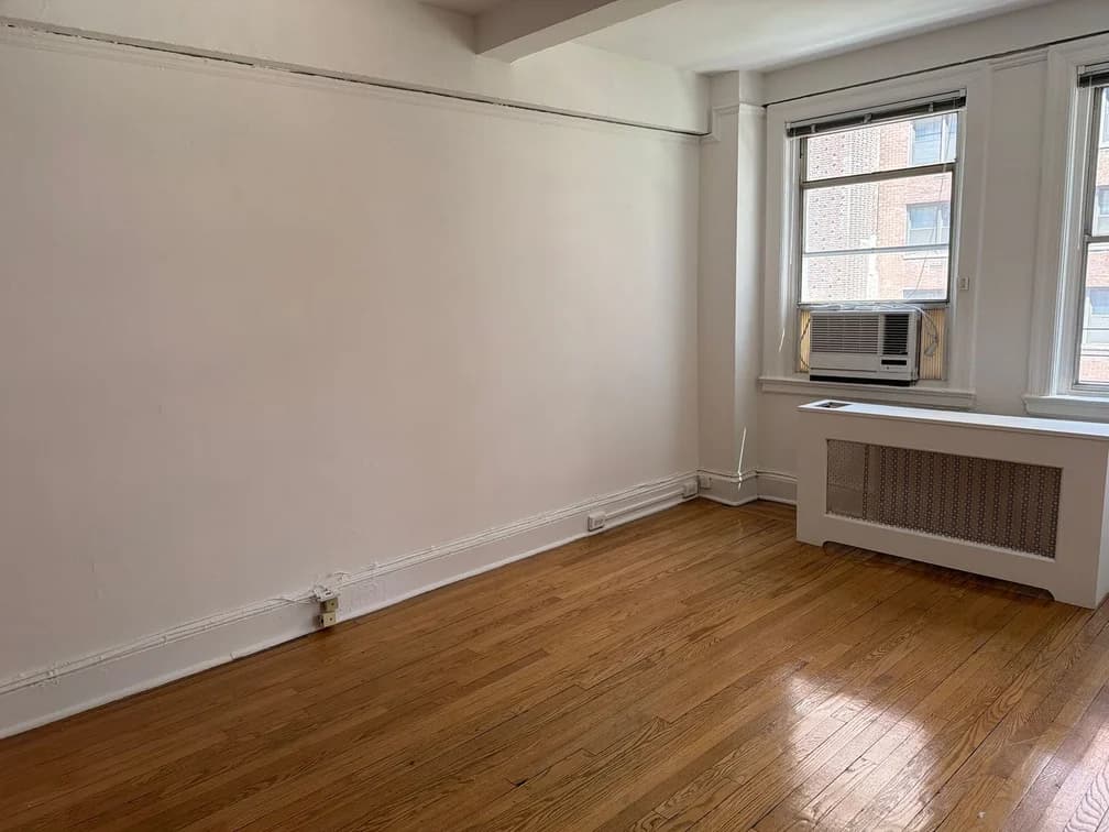 150 East 39 Street #610, Manhattan, NY 10016 apartment_living_room 1