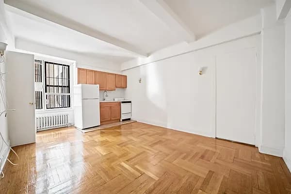 201 East 35 Street #1E, Manhattan, NY 10016 apartment_living_room 1