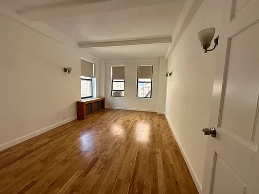 201 East 35 Street #9-K, Manhattan, NY 10016 apartment_living_room 1