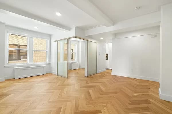 301 East 21 Street #11M, Manhattan, NY 10010 apartment_living_room 1