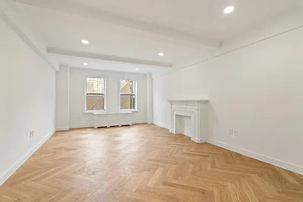 301 East 21 Street #4H, Manhattan, NY 10010 apartment_living_room 1