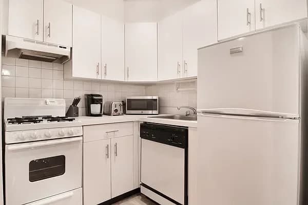 150 West 58 Street #3C, Manhattan, NY 10019