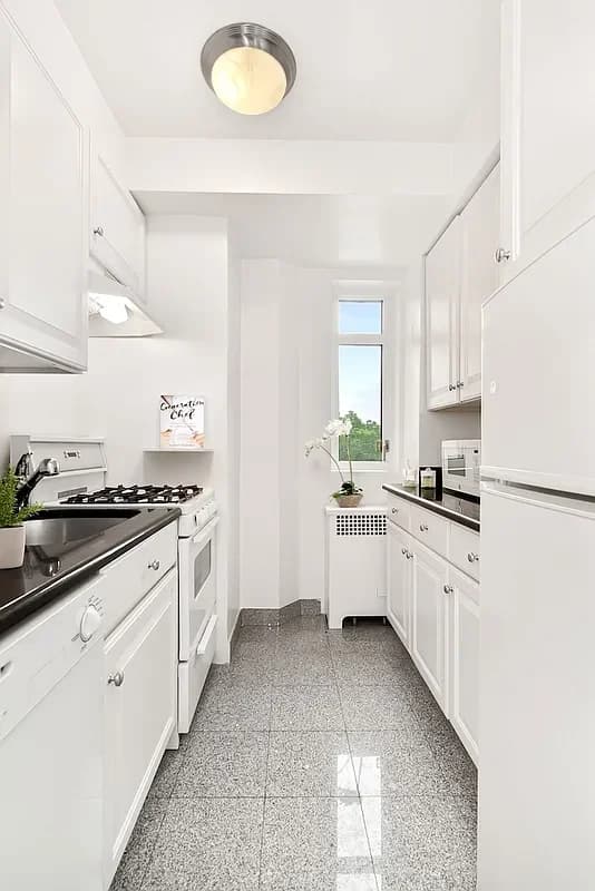 240 Central Park South #09K, Manhattan, NY 10019 apartment_kitchen 1