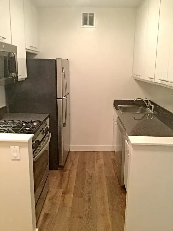 Riverbank 560 West 43 Street #03C, Manhattan, NY 10036 apartment_kitchen 1