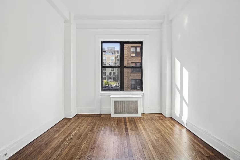 19 West 69 Street #703, Manhattan, NY 10023 apartment_living_room 1