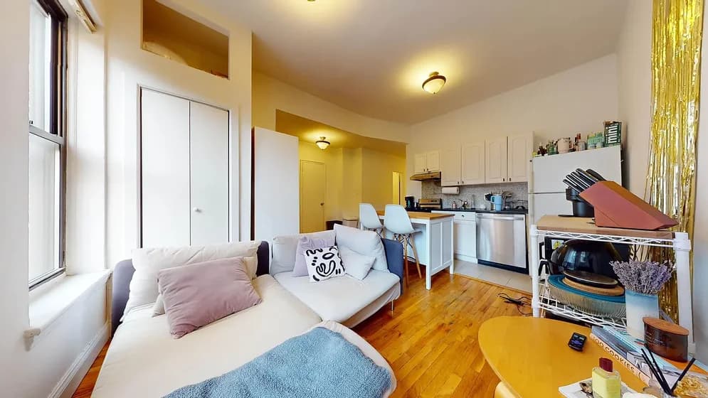 107 West 68 Street #5B, Manhattan, NY 10023 apartment_living_room 1