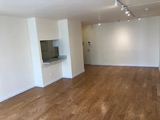 2040 Broadway #7-E, Manhattan, NY 10023 apartment_living_room 1