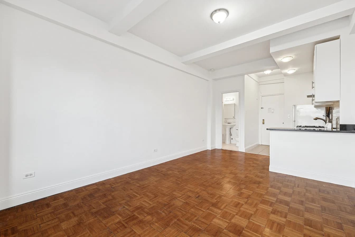 160 West 71 Street #15J, Manhattan, NY 10023 apartment_living_room 1
