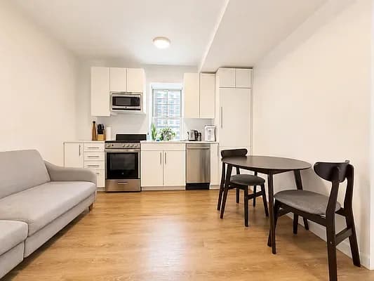 170 Amsterdam Avenue #19B, Manhattan, NY 10023 apartment_living_room 1