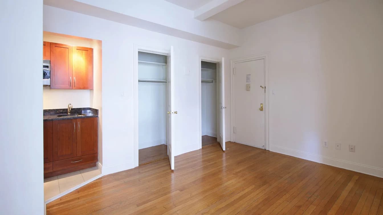 228 West 71 Street #15A, Manhattan, NY 10023 apartment_living_room 1