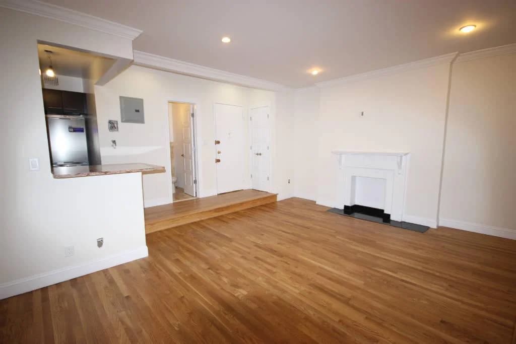 245 W 76 St #B, Manhattan, NY 10024 apartment_living_room 1