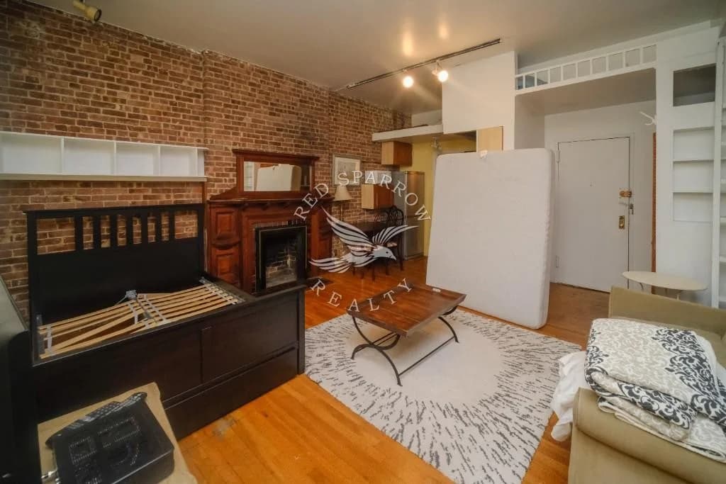 67 West 83 Street #3R, Manhattan, NY 10024 apartment_living_room 1