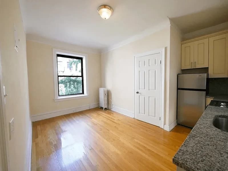 204 West 94 Street #4B, Manhattan, NY 10025 apartment_living_room 1