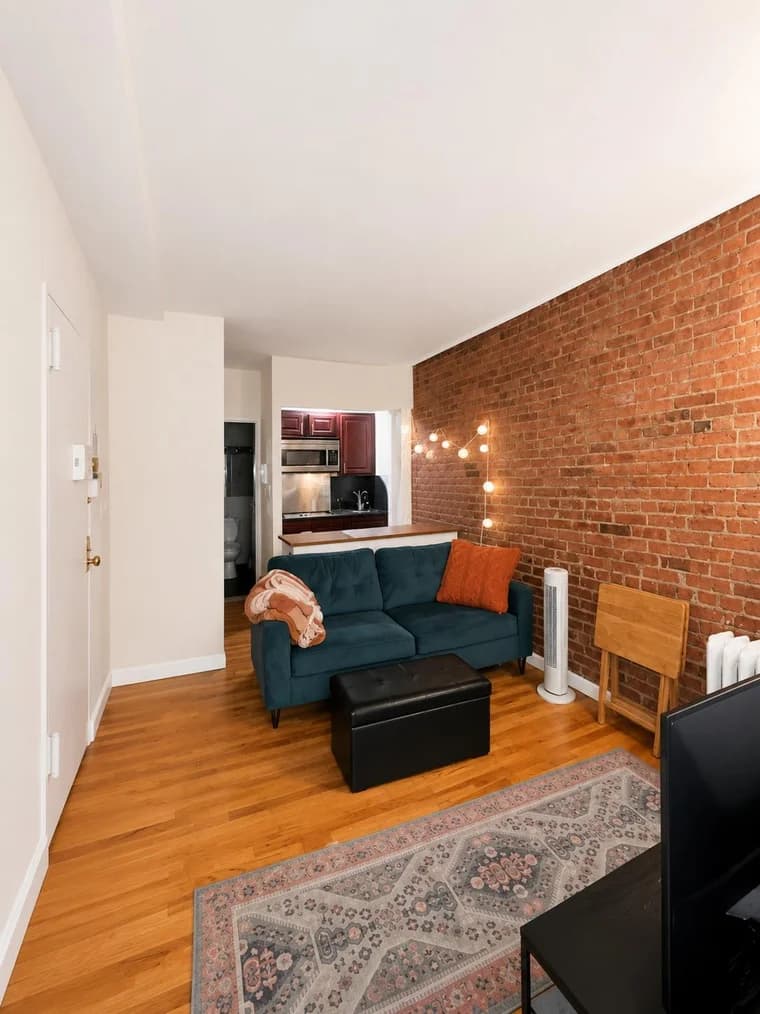 316 West 81 Street #1, Manhattan, NY 10024 apartment_living_room 1