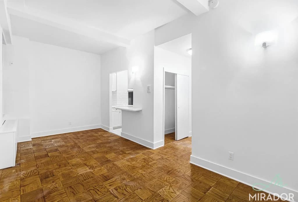 132 East 45 Street #3H, Manhattan, NY 10017 apartment_living_room 1