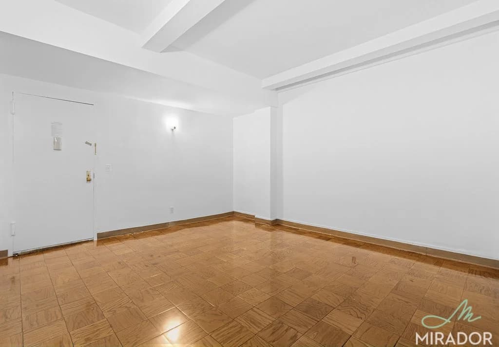 132 East 45 Street #5I, Manhattan, NY 10017 apartment_living_room 1