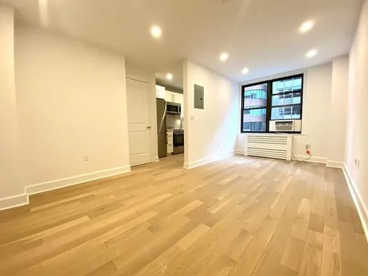 160 East 48 Street #13M, Manhattan, NY 10017 - Image 1