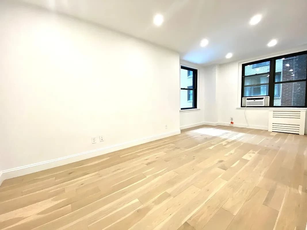 160 East 48 Street #8B, Manhattan, NY 10017 apartment_living_room 1