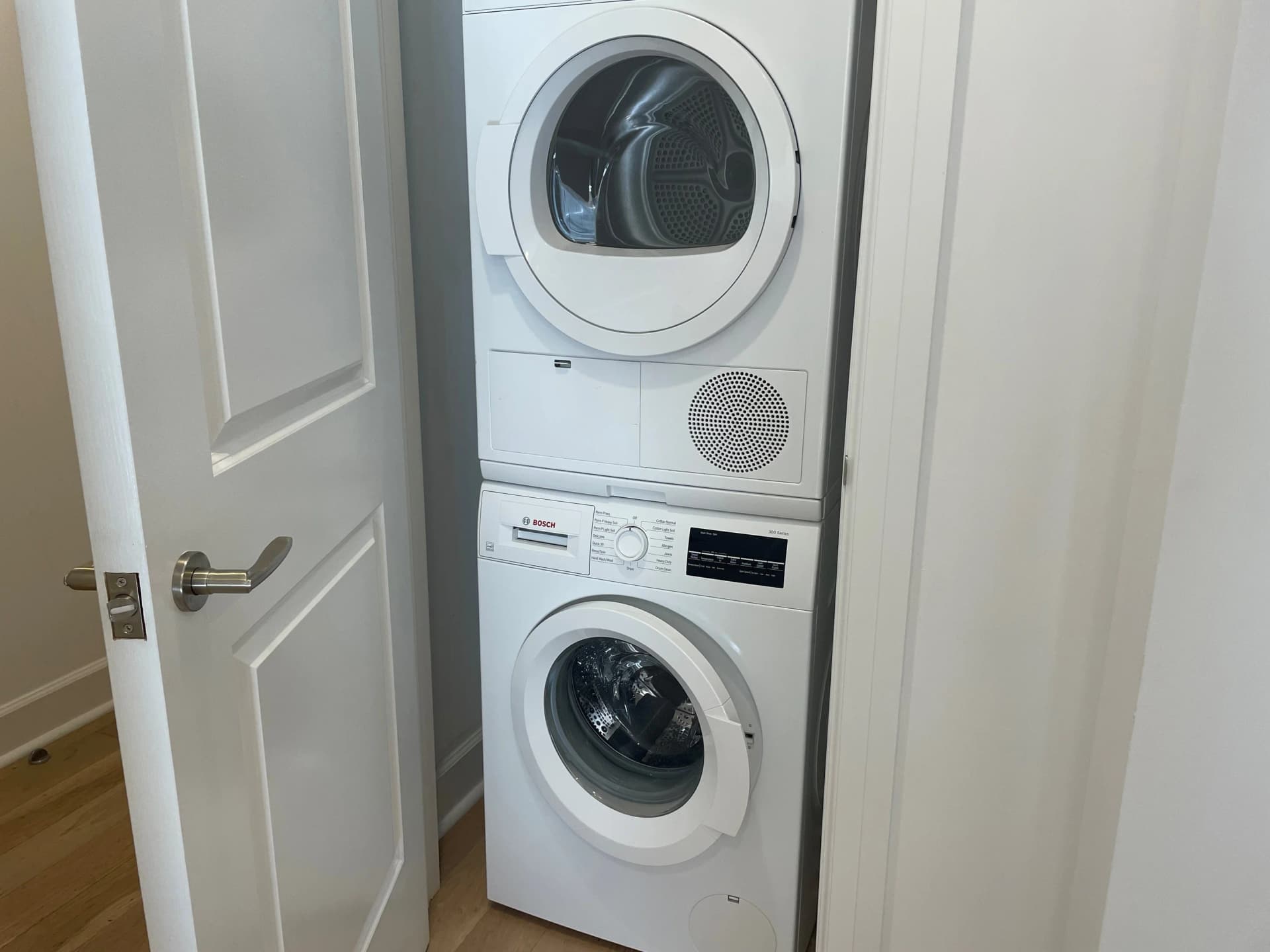 160 East 48 Street #9S-5, Manhattan, NY 10017 apartment_washer_dryer 1