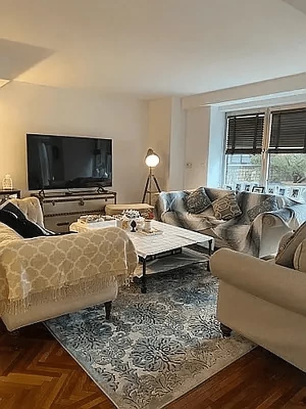 216 East 47 Street #10, Manhattan, NY 10017 apartment_living_room 1