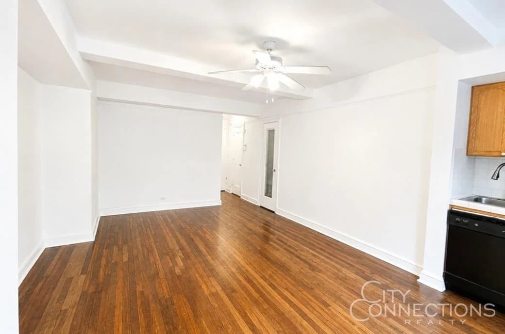 5 Tudor City Place #222, Manhattan, NY 10017 apartment_living_room 1