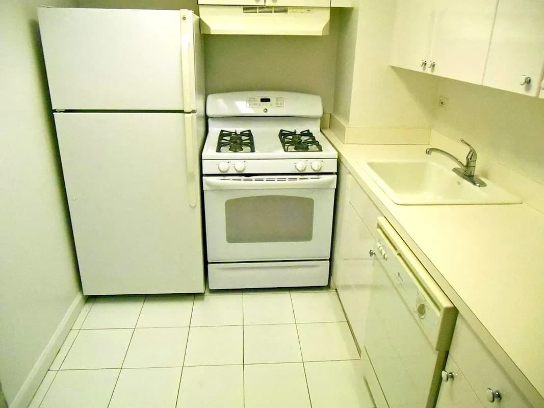 330 East 46 Street #3S, Manhattan, NY 10017 apartment_kitchen 1