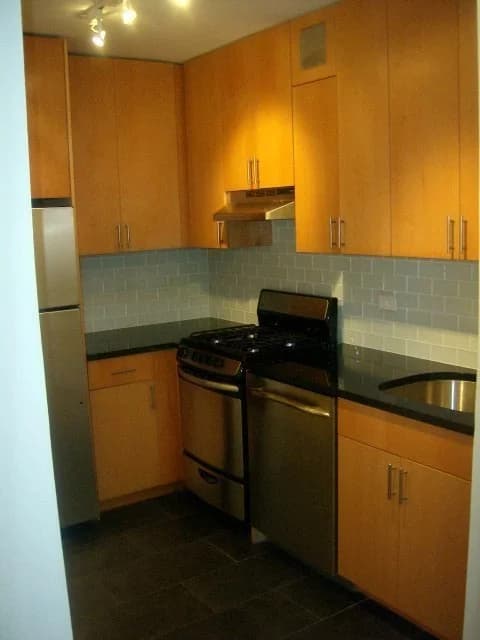 330 East 46 Street #8C, Manhattan, NY 10017 apartment_kitchen 1