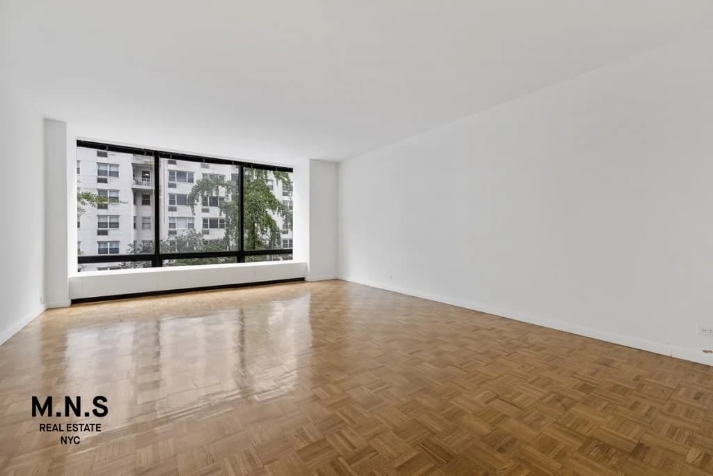 250 East 67 Street #20A, Manhattan, NY 10065 apartment_living_room 1