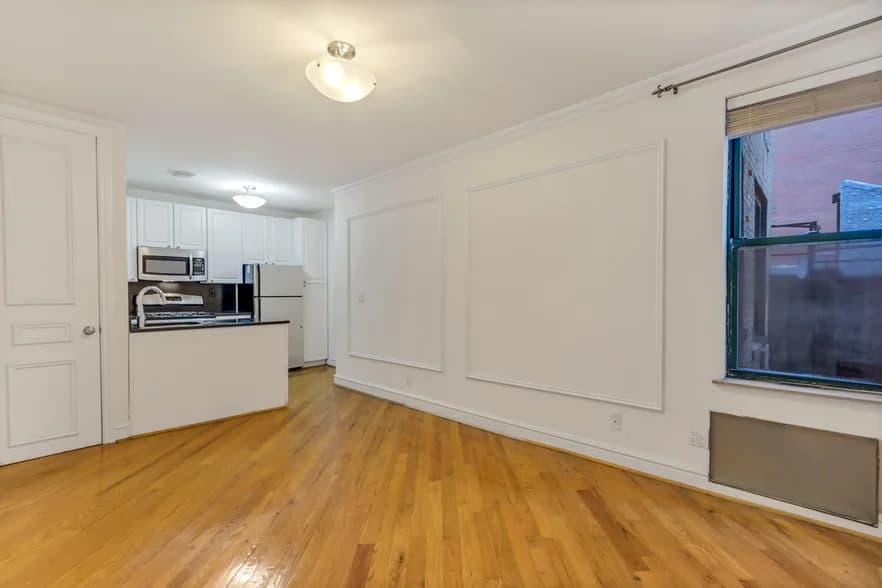 226 E 70 St #5B, Manhattan, NY 10021 apartment_living_room 1