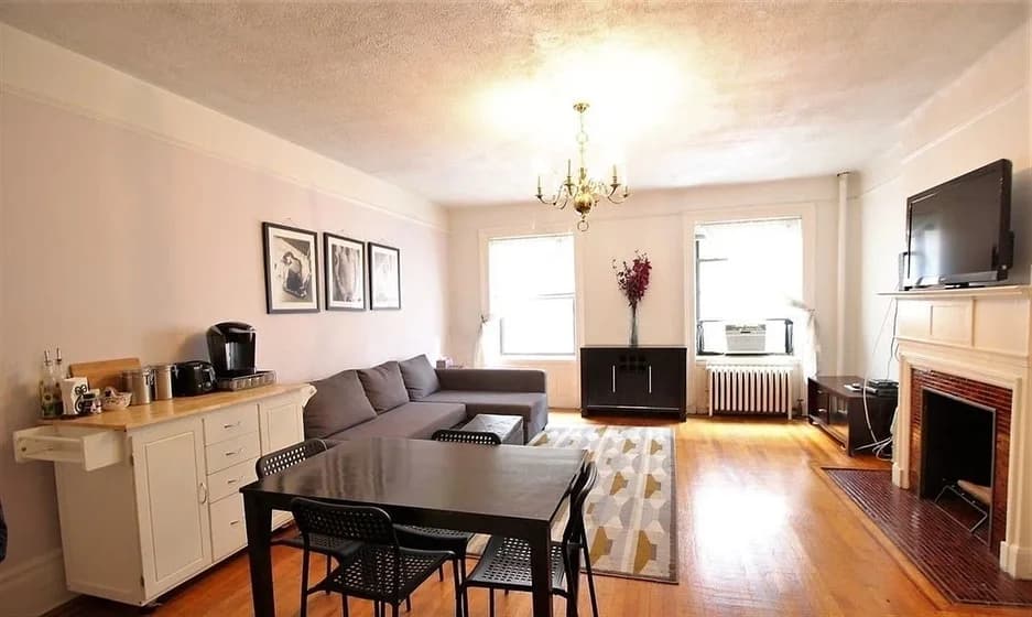 211 East 70 Street #4A, Manhattan, NY 10021 apartment_living_room 1