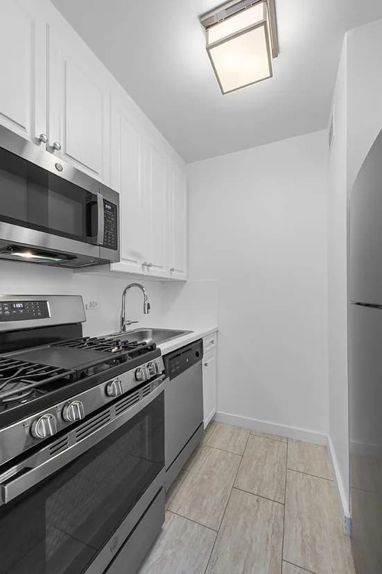 211 East 70 Street #7D, Manhattan, NY 10021 apartment_kitchen 1