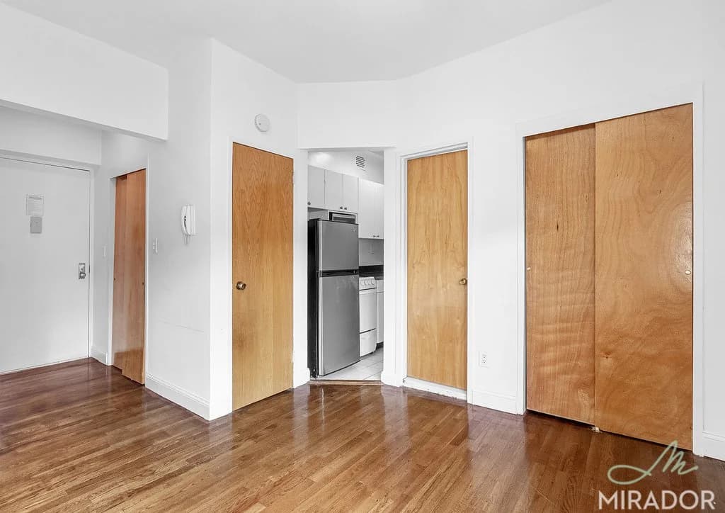 1435 York Avenue #5G, Manhattan, NY 10021 apartment_living_room 1