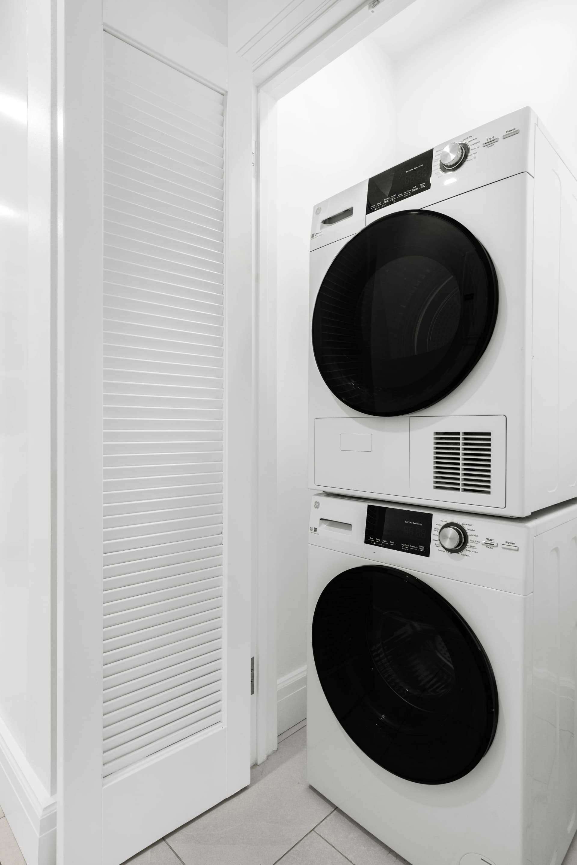 1085 Park Avenue #8A, Manhattan, NY 10128 apartment_washer_dryer 1