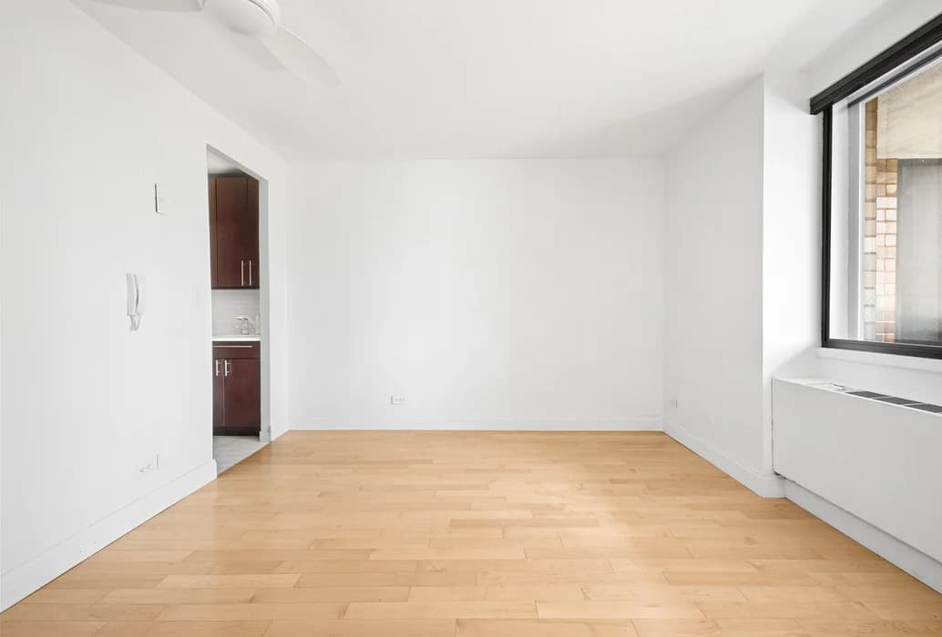 233 East 86 St #15A, Manhattan, NY 10028 apartment_living_room 1