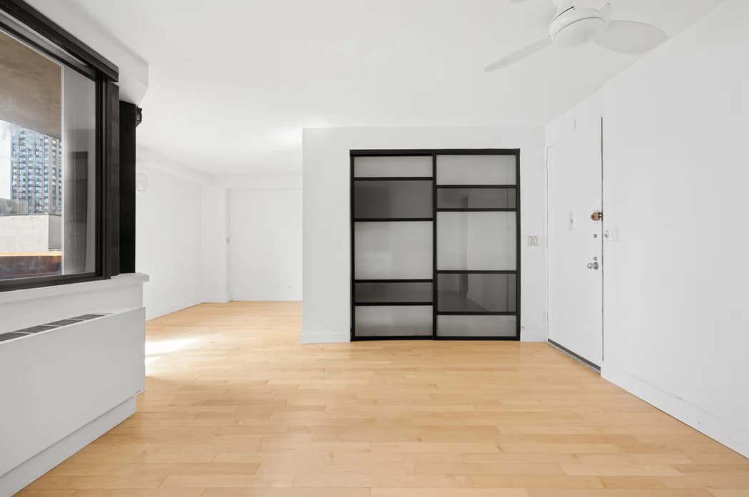 233 East 86 St #15A, Manhattan, NY 10028 apartment_living_room 1